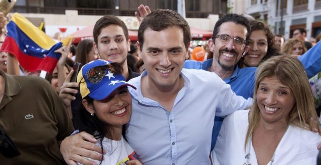 El candidato de Ciudadanos a la Presidencia del Gobierno, Albert Rivera, con simpatizantes venezolanos residentes en Santa Cruz de Tenerife. EFE/Ramón de la Rocha