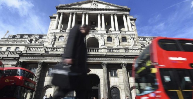 Un peatón pasa junto al Banco de Inglaterra en Londres (Reino Unido) (EFE)