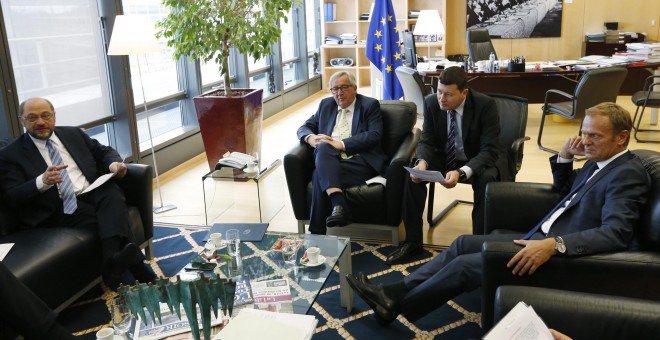El presidente de la Comisión Europea, Jean-Claude Juncker (c), junto a su homólogo en el Consejo Europeo, Donald Tusk (i), y en el Parlamento Europeo, Martin Schulz (d), se reúnen tras conocerse los resultados del referéndum en Reino Unido, en el Consejo