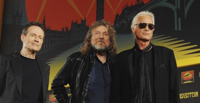 Fotografía de archivo fechada el 21 de septiembre de 2012 muestra a los miembros de la banda de rock británica Led Zeppelin John Paul Jones (i), Robert Plant (c) y Jimmy Page (d) posando para los fotógrafos durante una rueda de prensa en Londres, Reino Un