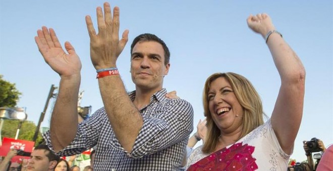 El secretario general del PSOE, Pedro Sánchez (i), y la presidenta andaluza, Susana Díaz (d), saludan a los asistentes al mitin de cierre de campaña del partido esta noche en Sevilla. EFE/Julio Muñoz