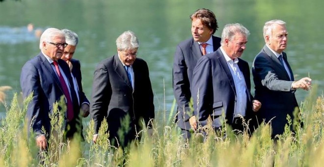 Los ministros de Exteriores de los seis países fundadores de la UE pasean por un parque de Berlín mientras abordan el 'Brexit'. De izquierda a derecha, Frank-Walter Steinmeier (Alemania), Jean-Marc Ayrault (Francia), Bert Koenders (Países Bajos), Paolo Ge