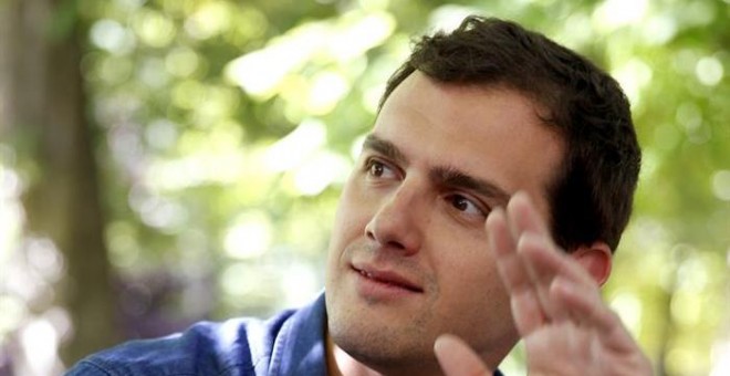 El candidato de Ciudadanos, Albert Rivera, ha paseado por el parque madrileño del Retiro y ha tomado un café con miembros de la directiva de su partido. EFE/Chema Moya