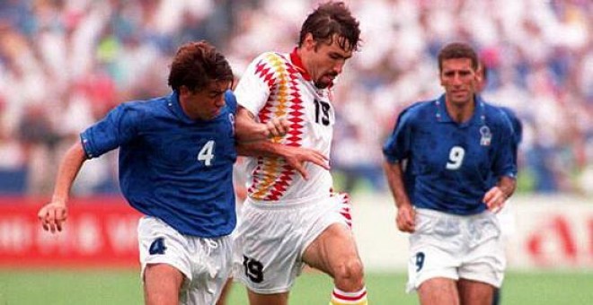 Julio Salinas corre con el balón durante el España-Italia del Mundial 1994.