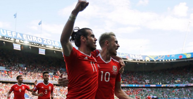 Bale y Ramsey celebran el pase de Gales a los cuartos de final de la Eurocopa. /REUTERS