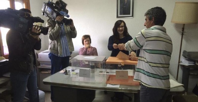 Los seis vecinos del municipio riojano de Villarroya, el mayor de 69 años y el más joven de 32, han votado en dos minutos, todos ellos de forma presencial, dado que tres han formado la mesa electoral y los otros tres han sido suplentes. EFE