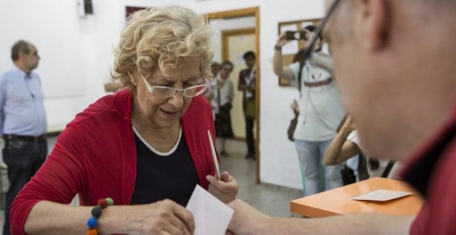 Manuela Carmena vota en el Instituto Conde de Orgaz.