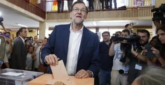 Mariano Rajoy ya ha votado en el Colegio Bernadette de Aravaca entre aplausos y algunos abucheos.