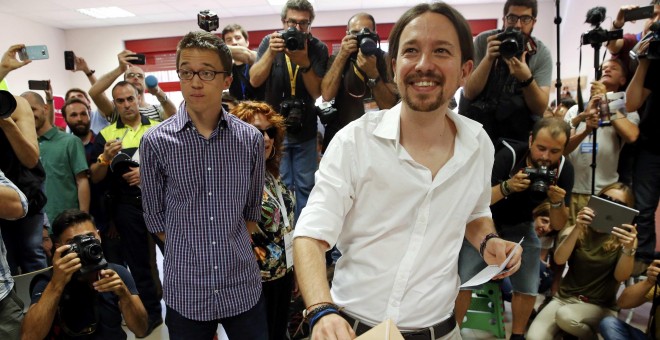 Pablo Iglesias, líder de la coalición Unidos Podemos, votando en Vallecas, Madrid, junto a su número dos, Íñigo Errejón