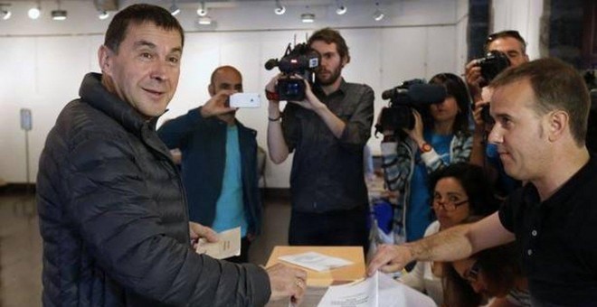 Arnaldo Otegi, secretario general de Sortu, vota en Elgoibar y pide a los vascos que sean 'independentistas y de izquierdas' su apoyo a EH-Bildu. EFE