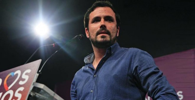 El coordinador general de IU y candidato de Unidos Podemos, Alberto Garzón, durante la rueda de prensa que ha ofrecido para hacer una primera valoración tras el cierre de los colegios electorales. EFE/Zipi