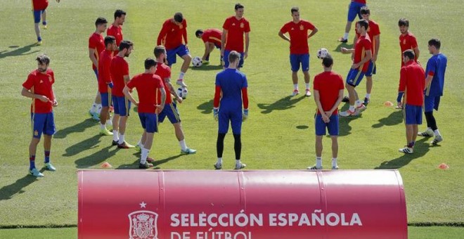 Los jugadores de la selección española durante el entrenamiento realizado ayer en la Isla de Ré. /EFE