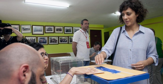 La número uno de En Marea en la provincia de Pontevedra, Alexandra Fernández, ejerce su derecho a voto en un colegio del barrio de Coia, en Vigo, para las elecciones del 26-J. EFE/Salvador Sas