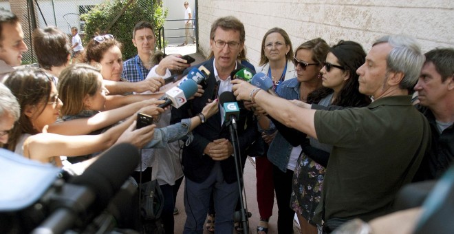 El presidente de la Xunta de Galicia, Alberto Núñez Feijoo, hace declaraciones tras votar en un colegio electoral de Vigo en la jornada del 26-J. EFE/Salvador Sas
