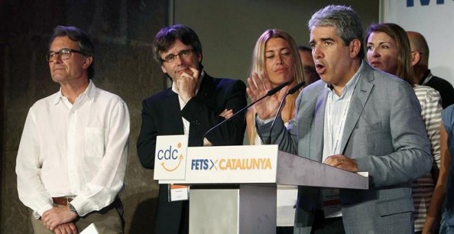 El cabeza de lista por Barcelona de CDC a las elecciones generales, Francesc Homs, pronuncia unas palabras ante el presidente de la Generalitat, Carles Puigdemont (2ºi) y el líder de CDC, Artur Mas (i). /EFE