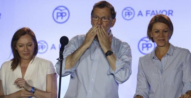 Mariano Rajoy, junto a María Dolores de Cospedal y a su mujer, Elvira Fernández, en Génova. / JAVIER LIZÓN (EFE)