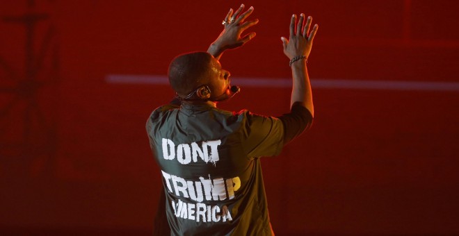 El cantante Usher viste una chaqueta en la que se lee 'Don't Trump America' durante los premios BET celebrados en Los Ángeles, EEUU. REUTERS