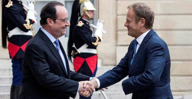 François Hollande, a la izquierda, saluda a Donald Tusk. / EFE