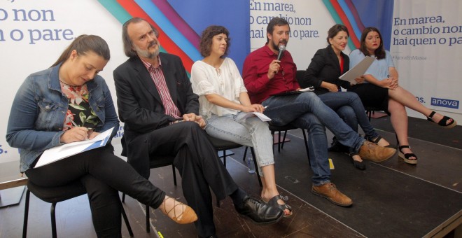 De izquierda a derecha, los candidatos electos de En Marea, Vanesa Angustia, Miguel Anxo Elías Fernández, Alexandra Fernández, Antón Gómez, Yolanda Díaz y Ángela Rodríguez, en Santiago en donde han realizado una valoración de los resultados electorales de