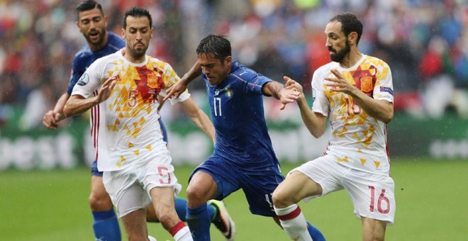 Busquets y Juanfran persiguen a Éder durante el partido. REUTERS/Lee Smith