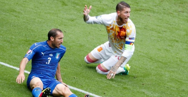 Ramos se queja durante el partido ante Italia. REUTERS/Charles Platiau