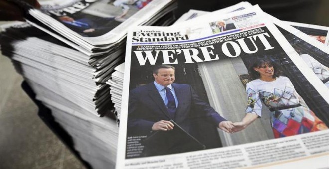 Portada del vespertino londinense 'Evening Standard' tras la victoria del Brexit en el referéndum. EFE/Andy Rain