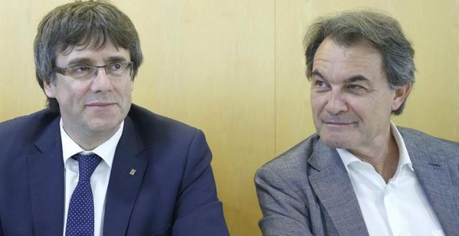 El presidente de CDC, Artur Mas (d), junto al president de la Generalitat, Carles Puigemont (i) durante la reunión que mantuvo el comité ejeutivo de la formación para valorar los resultados de las elecciones generales. EFE/Andreu Dalmau