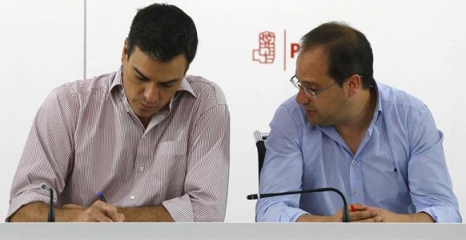 Pedro Sánchez y César Luena, durante la reunión de la Comisión Ejecutiva Federal en Ferraz. / PACO CAMPOS (EFE)