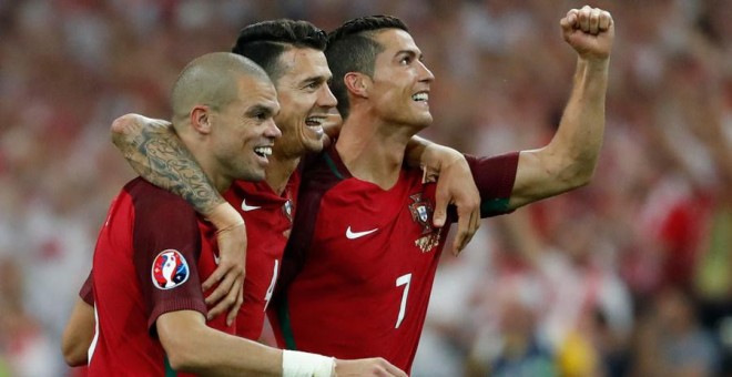 Pepe, Jose Fonte y Cristiano celebran la clasificación de Portugal ante Polonia. REUTERS/Yves Herman