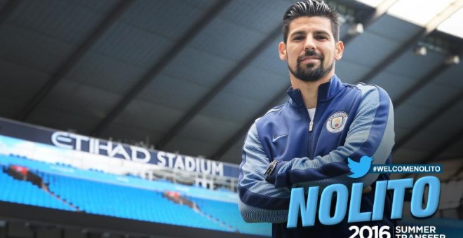 Nolito posa en el Etihad Stadium con los colores de su nuevo equipo.