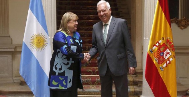 El ministro español de Exteriores, José Manuel García-Margallo, saluda a su homóloga argentina, Susana Malcorra, momentos antes de la reunión que ambos mantuvieron hoy en Madrid. /EFE