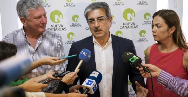 El presidente de Nueva Canarias (NC), Román Rodríguez (c), junto al diputado electo Pedro Quevedo. /EFE