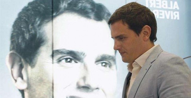 El presidente de Ciudadanos, Albert Rivera, se dirige a la rueda de prensa que ha ofrecido hoy tras la reunión de la Ejecutiva Nacional del partido. / Ballesteros ( EFE)