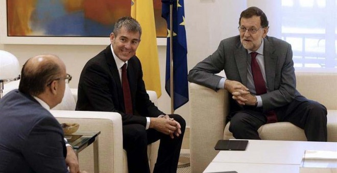 Mariano Rajoy conversa con el secretario general de Coalición Canaria, José Miguel Barragán (i), en presencia del presidente de Canarias, Fernando Clavijo (c), durante la reunión que han mantenido en el Palacio de la Moncloa. / JUAN CARLOS HIDALGO (EFE)
