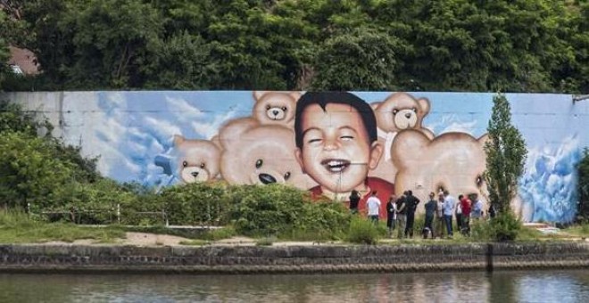 Frankfurt (Alemania) cuenta con un nuevo mural en honor a Aylan Kurdi, el niño sirio que murió ahogado en las playas de Turquía. EFE/Boris Roessler