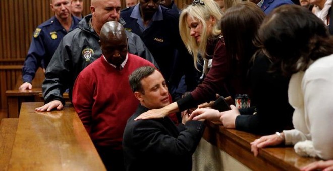 El atleta sudafricano Oscar Pistorius (c) saluda a familiares y conocidos a su llegada a la sala del Tribunal Superior de Pretoria. EFE/Marco Longari / Pool