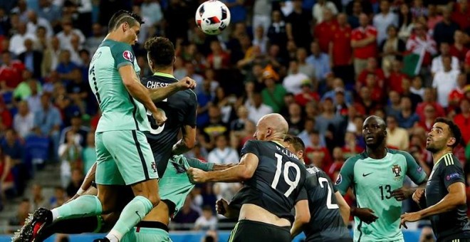 Cristiano se eleva por encima de los defensas galeses para marcar el primer gol de Portugal. /EFE