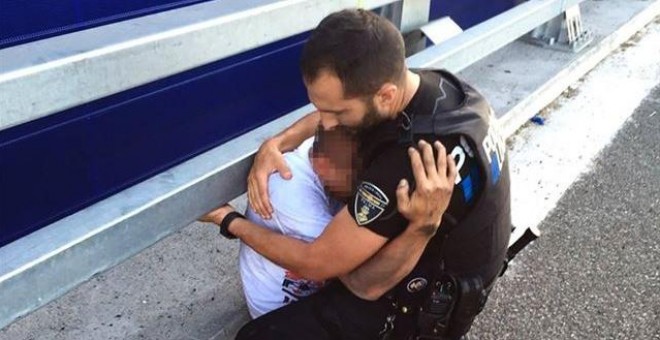 El abrazo que salvó una vida. POLICÍA LOCAL DE PALMA