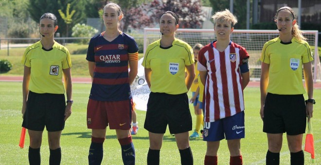 La colegiada Marta Frías posando con las capitanas de Barça y Atlético antes de un partido.