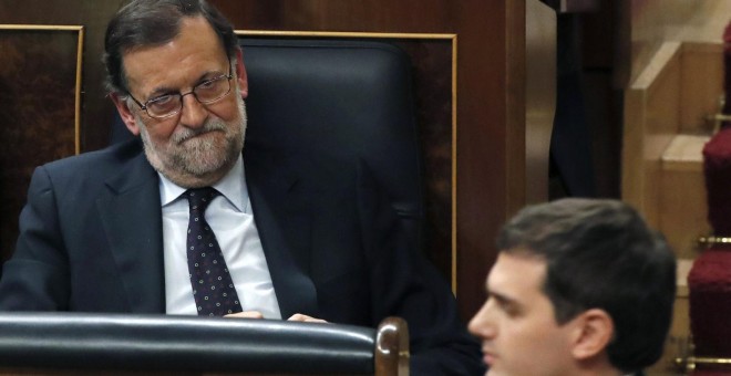 Albert Rivera pasa por delante de Mariano Rajoy tras una intervención en el Congreso en la pasada legislatura. Archivo EFE