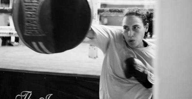 Esther lanza un derechazo a una de las peras del gimnasio de Vallecas.