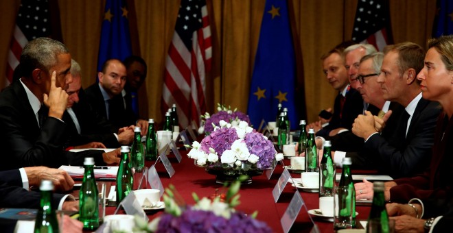 El presidente de Estados Unidos, Barack Obama, asiste a una reunión con el presidente del Consejo Europeo, Donald Tusk, y con el presidente de la Comisión Europea, Jean-Claude Juncker. - EFE