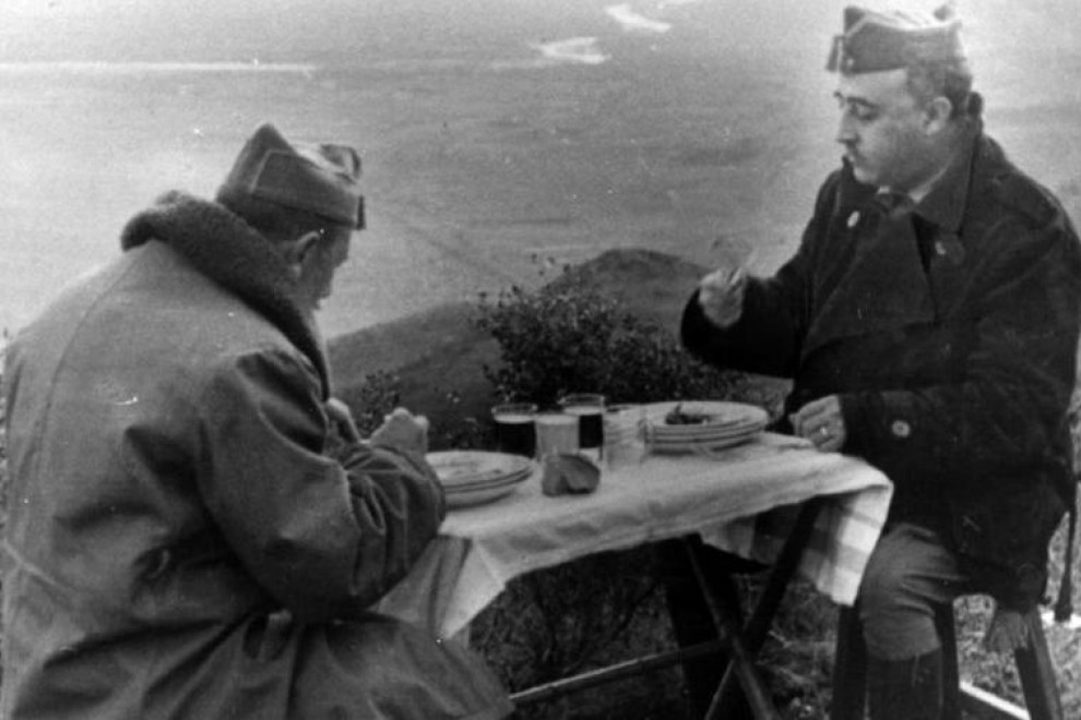El general Franco almorzando con el general Dávila durante la Guerra Civil española. Archivo EFE