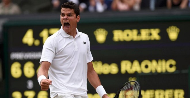 Raonic durante el partido ante Federer en Wimbledon. REUTERS/Tony O'Brien