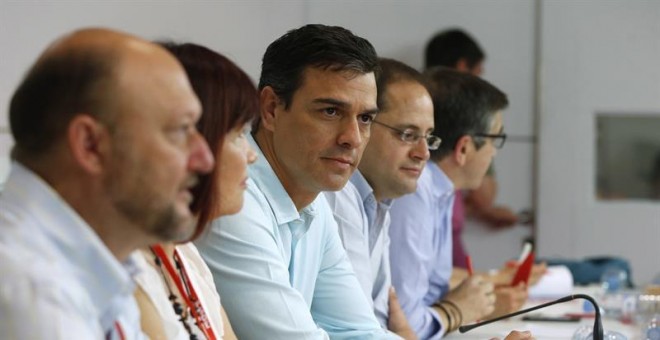 El secretario general del PSOE, Pedro Sánchez (3i), junto al secretario de Organización y Acción electoral, César Luena (2d), y el secretario de Acción Política y Ciudadana, Patxi López (d), la presidenta del partido, Micaela Navarro (2i), y el secretario