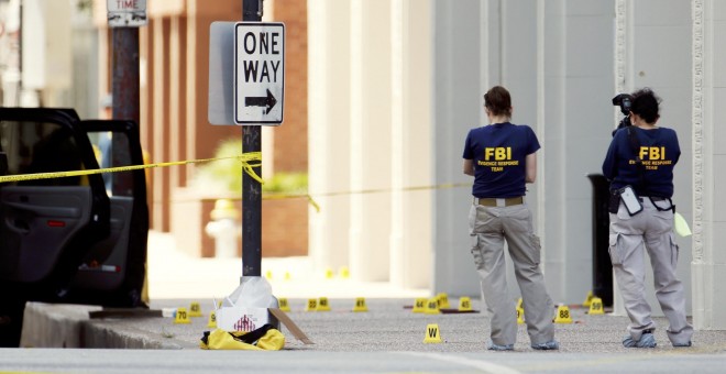 Investigadores del FBI en la escena del crimen en Dallas. REUTERS/Carlo Allegri