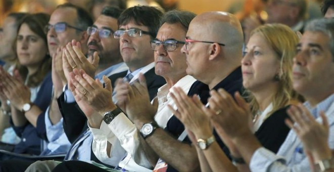 Los dirigente de CDC, Marta Pascal, Jordi Turull, Francesc Sánchez, Carles Puigdemont, Artur Mas, Lluís Maria Corominas, Neus Munté y Francesc Homs, aplauden al inicio del XVIII Congreso de CDC. EFE/Andreu Dalmau