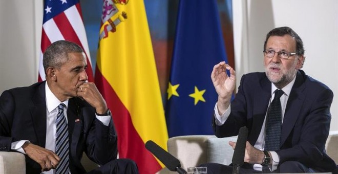 El presidente del Gobierno en funciones, Mariano Rajoy (d), junto al presidente de EEUU, Barack Obama (i), durante su comparecencia conjunta ante los medios de comunicación, tras la reunión que han mantenido hoy en el Palacio de la Moncloa, en la primera
