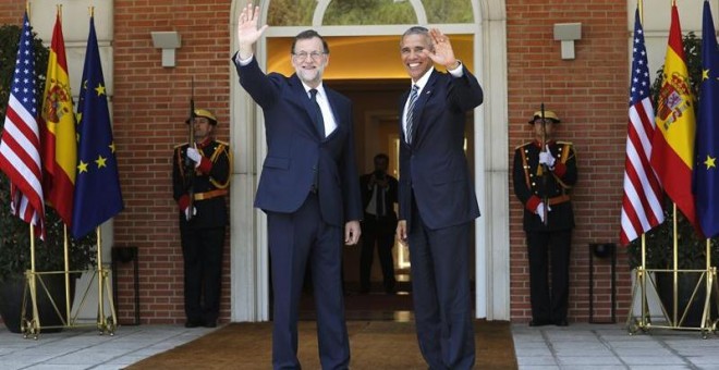 El presidente del Gobierno, Mariano Rajoy (i), recibe al presidente de los EEUU, Barack Obama (d), en el Palacio de la Moncloa, en la primera visita oficial del mandatario estadounidense a España. EFE