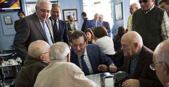 Rajoy con unos pensionistas, en un acto de campaña. / ARCHIVO (EFE)